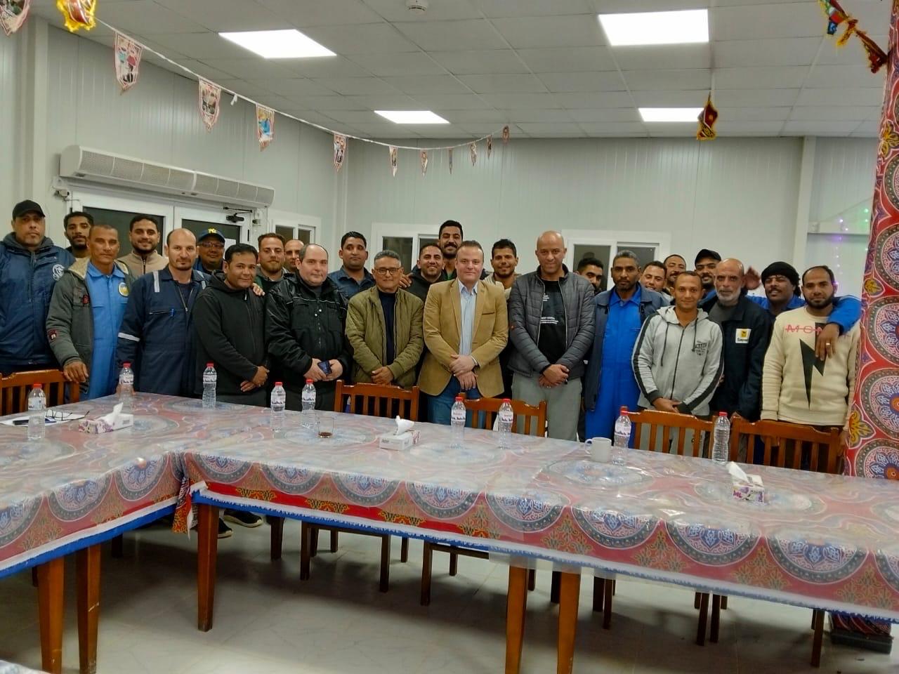 رئيس العلمين للبترول يتفقد حقول الشركة ويشارك العاملين الإفطار والسحور 